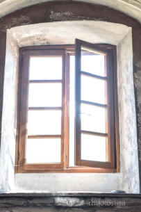 finestre eseguite in legno lamellare di Accoya